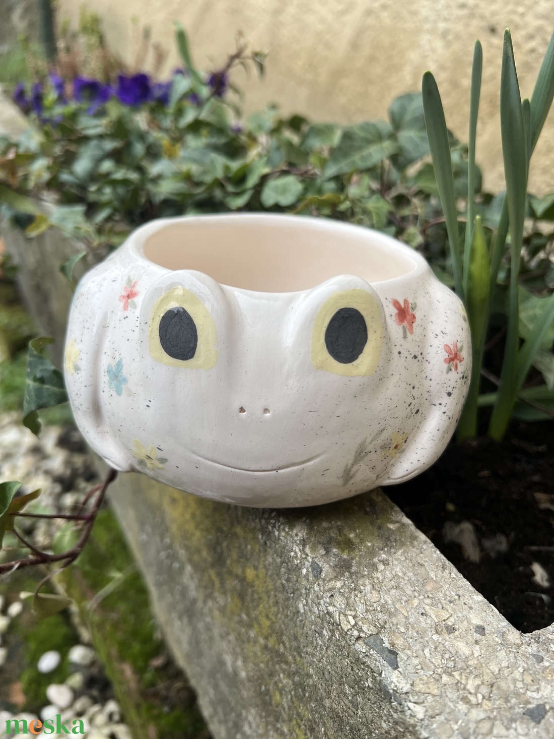 Kézzel festett békás tálka Béka rajongóknak� Virágmintás kerámia kaspó és tál (14x7 cm) - otthon & életmód - konyhafelszerelés, tálalás - tálalás - tányér & étkészlet - Meska.hu