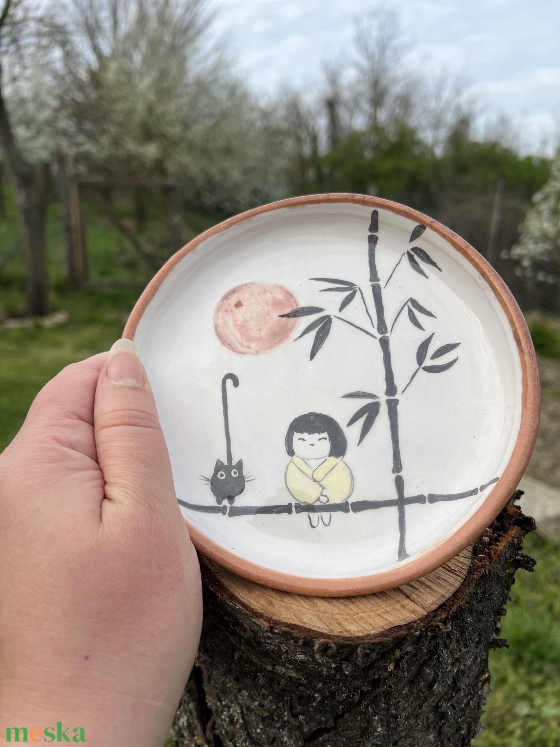 Kézzel festett desszertes tányér � kislány, cica és bambusz (15 cm) - otthon & életmód - konyhafelszerelés, tálalás - tálalás - tányér & étkészlet - Meska.hu