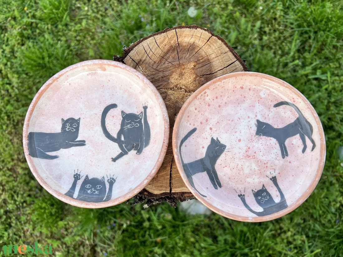Fekete cicás kerámia tányér szett (2 db) � kézzel készült, egyedi darabok - otthon & életmód - konyhafelszerelés, tálalás - tálalás - tányér & étkészlet - Meska.hu