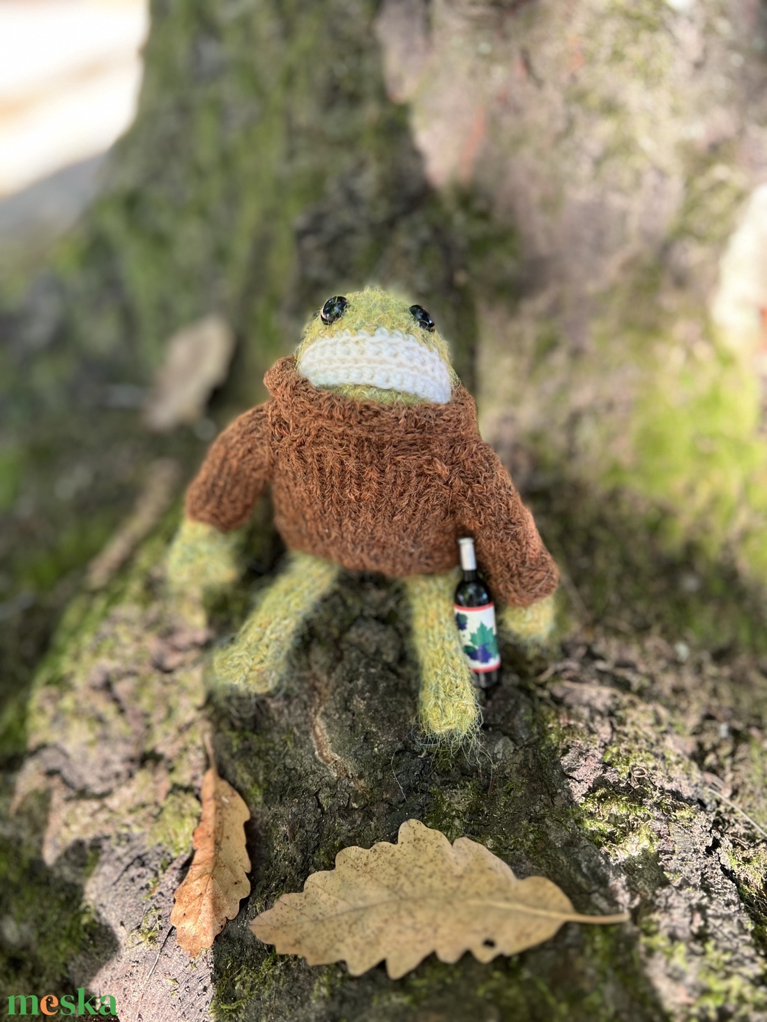 Béka borosüveggel � Kézzel kötött egyedi karakter figura (14 cm) - otthon & életmód - dekoráció - dekoratív figurák és szobrok - Meska.hu