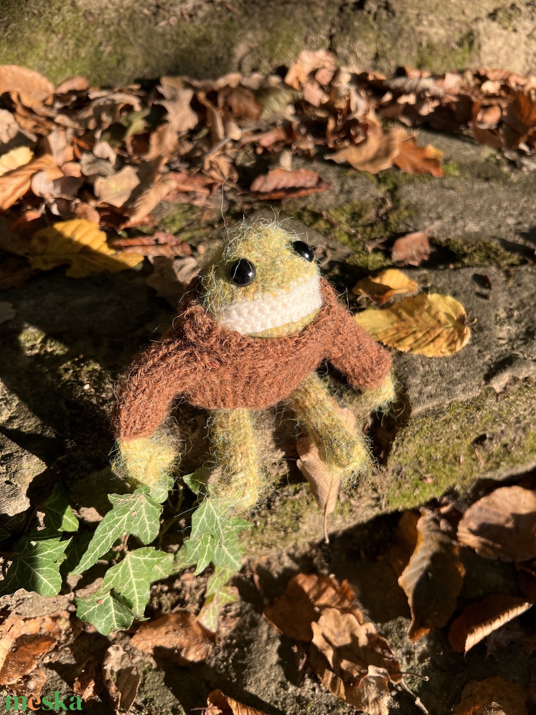 Béka borosüveggel � Kézzel kötött egyedi karakter figura (14 cm) - otthon & életmód - dekoráció - dekoratív figurák és szobrok - Meska.hu