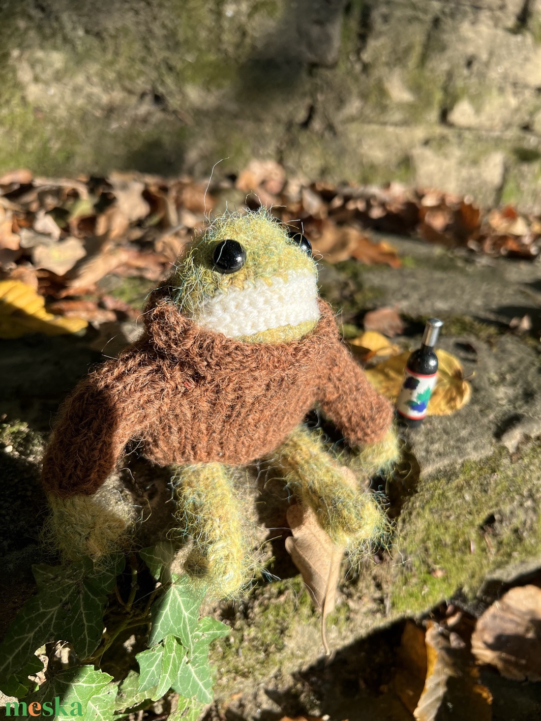 Béka borosüveggel � Kézzel kötött egyedi karakter figura (14 cm) - otthon & életmód - dekoráció - dekoratív figurák és szobrok - Meska.hu