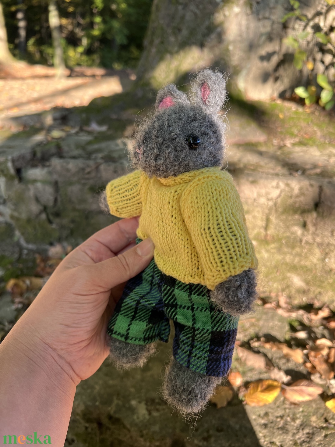 Erdei egérke sárga pulóverben � Kézzel kötött mesés figura (22 cm) - játék & sport - plüssállat & játékfigura - egér - Meska.hu