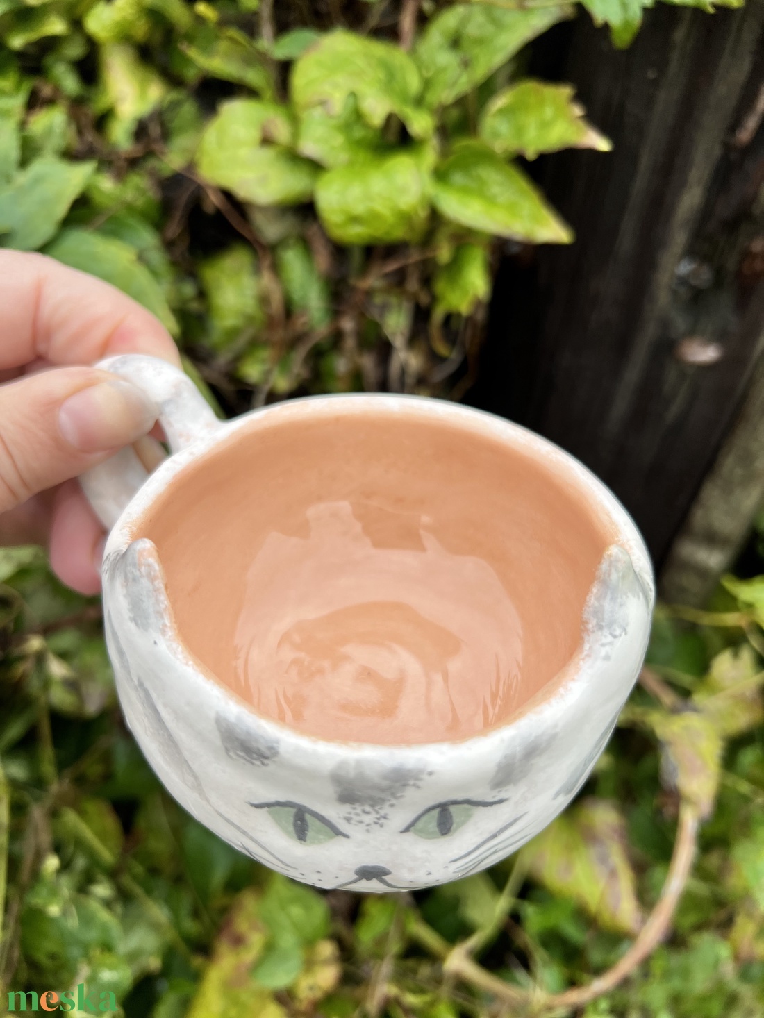 Cica kerámia bögre cicafüllel és farok fogantyúval � Kézműves egyedi macskás bögre (135 ml) - otthon & életmód - konyhafelszerelés, tálalás - tálalás - bögre & csésze - Meska.hu