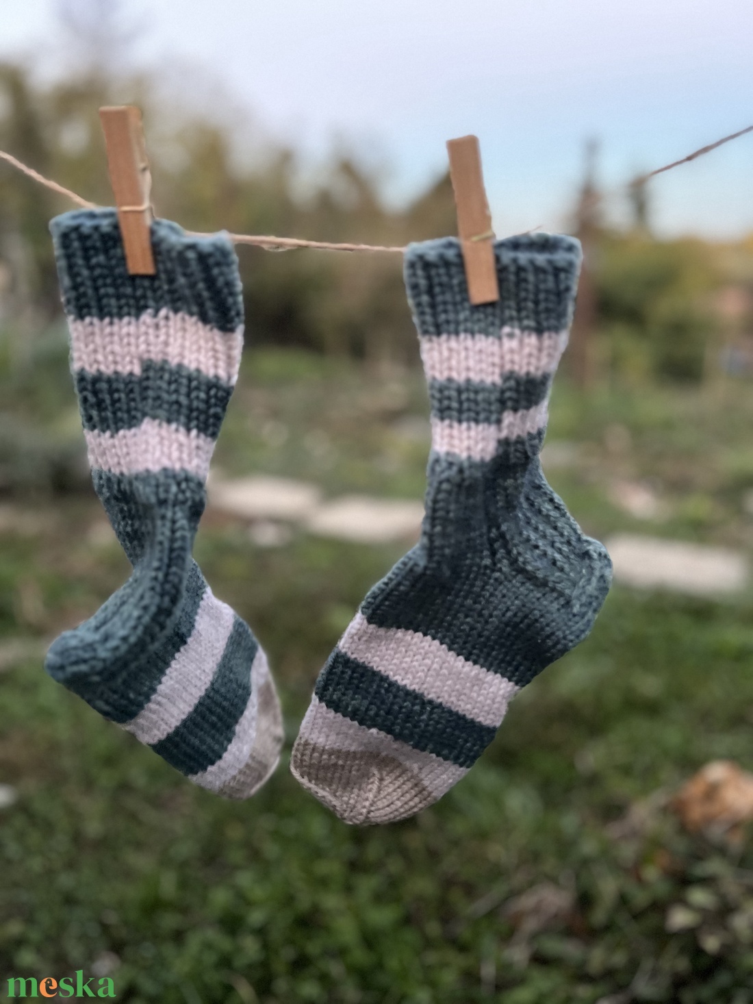 Kézzel kötött meleg csíkos zokni (22 cm) � Téli bekuckózáshoz - ruha & divat - cipő & papucs - zokni - Meska.hu