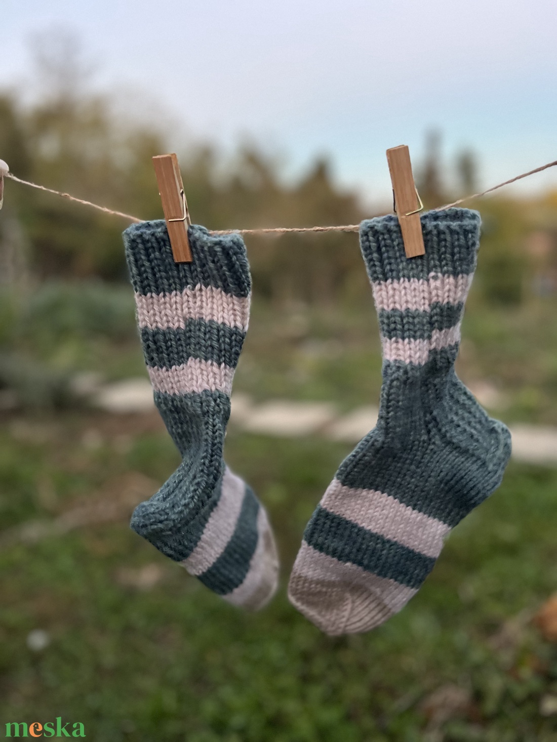 Kézzel kötött meleg csíkos zokni (22 cm) � Téli bekuckózáshoz - ruha & divat - cipő & papucs - zokni - Meska.hu