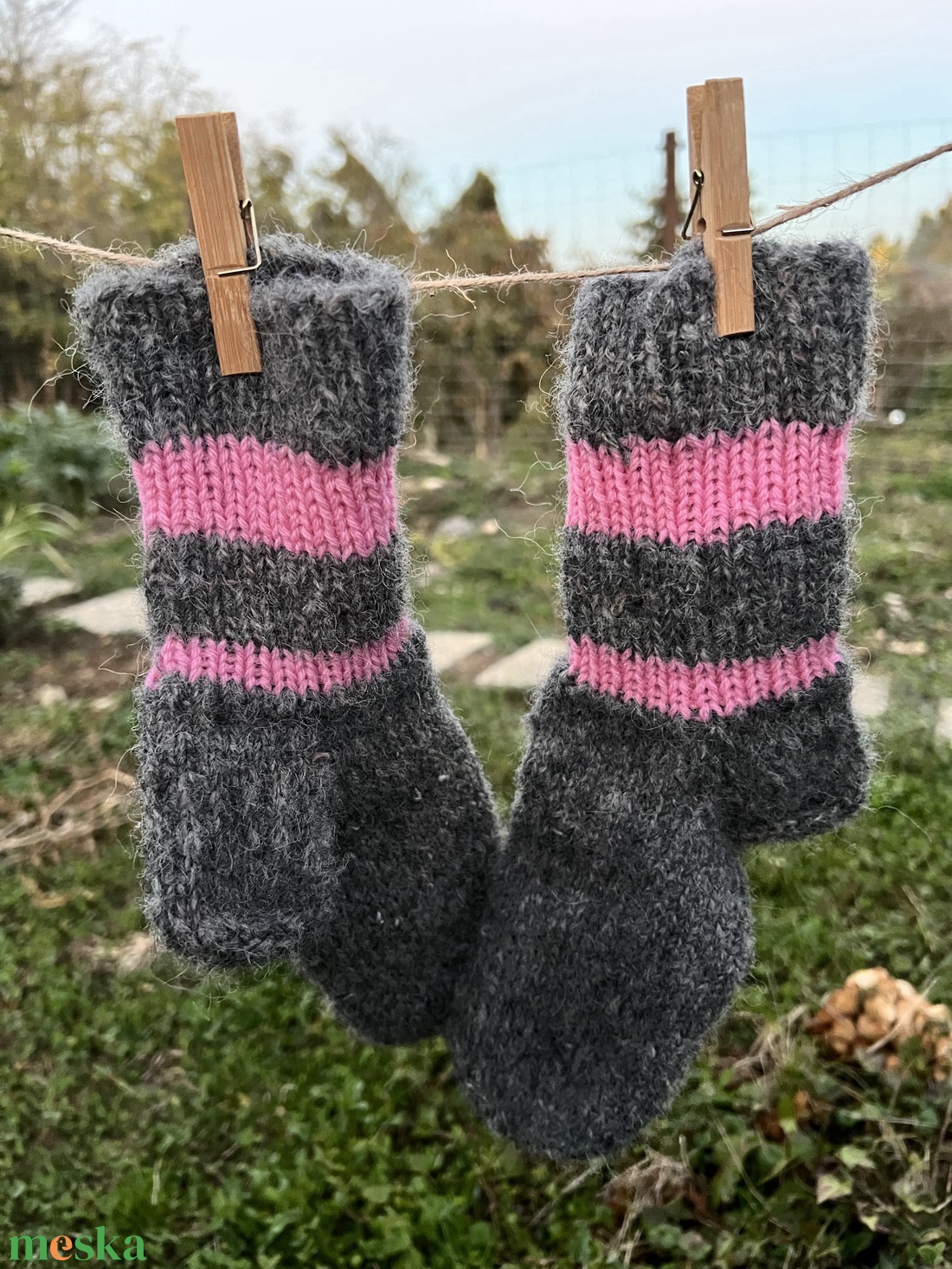 Kézzel kötött meleg csíkos zokni (22 cm) � Téli bekuckózáshoz - ruha & divat - cipő & papucs - zokni - Meska.hu