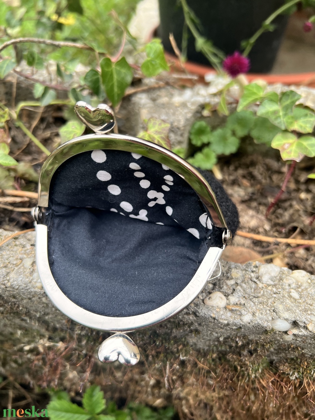 Kézzel horgolt cuki cicás pénztárca / aprópénztartó (klipszes zárral) � kb. 10 cm - táska & tok - pénztárca & más tok - aprópénztartó - Meska.hu