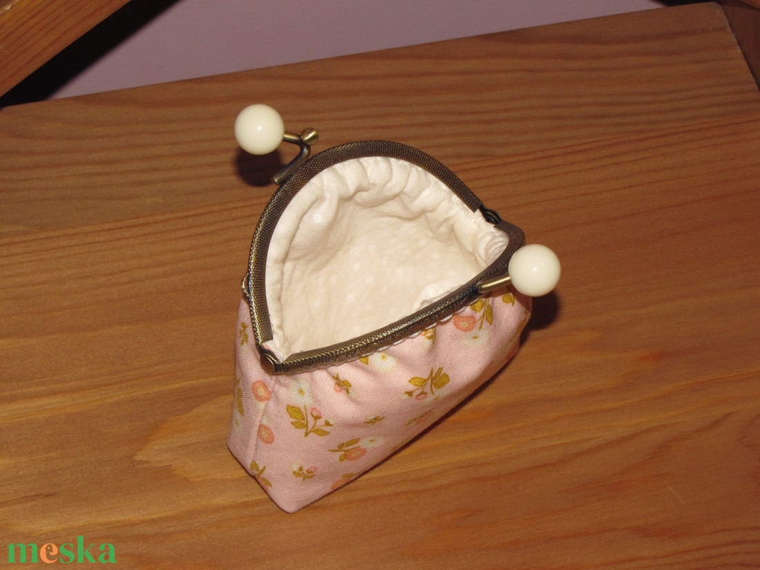 Pénztárca 8,5 cm-es fehér candy beads kapcsos kerettel - táska & tok - pénztárca & más tok - pénztárca - női pénztárca - Meska.hu