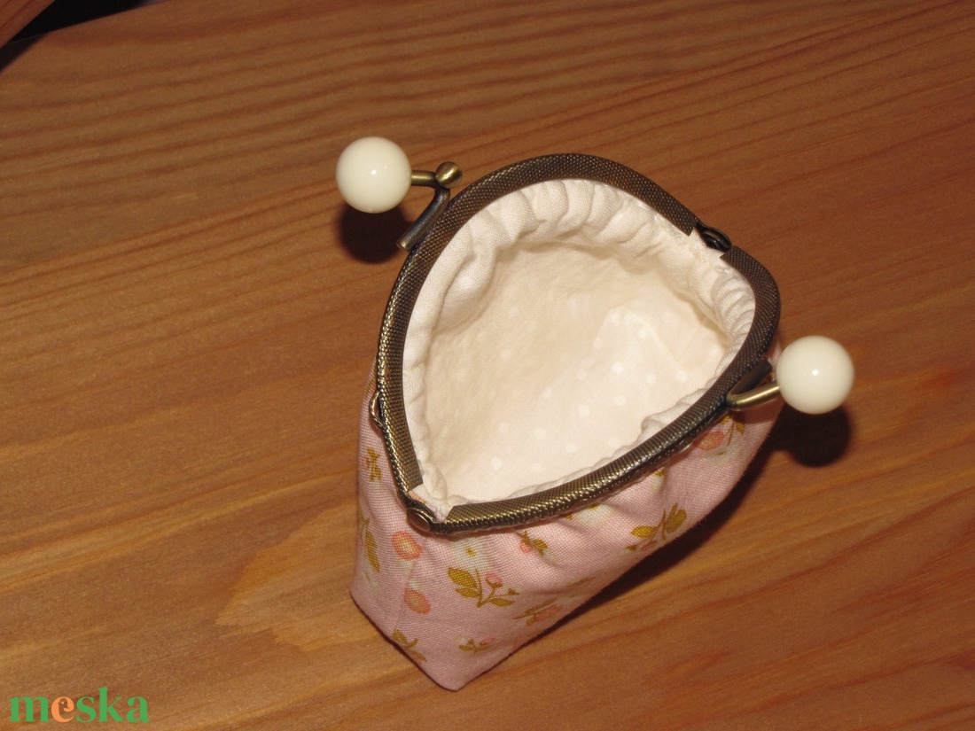 Pénztárca 8,5 cm-es fehér candy beads kapcsos kerettel - táska & tok - pénztárca & más tok - pénztárca - női pénztárca - Meska.hu