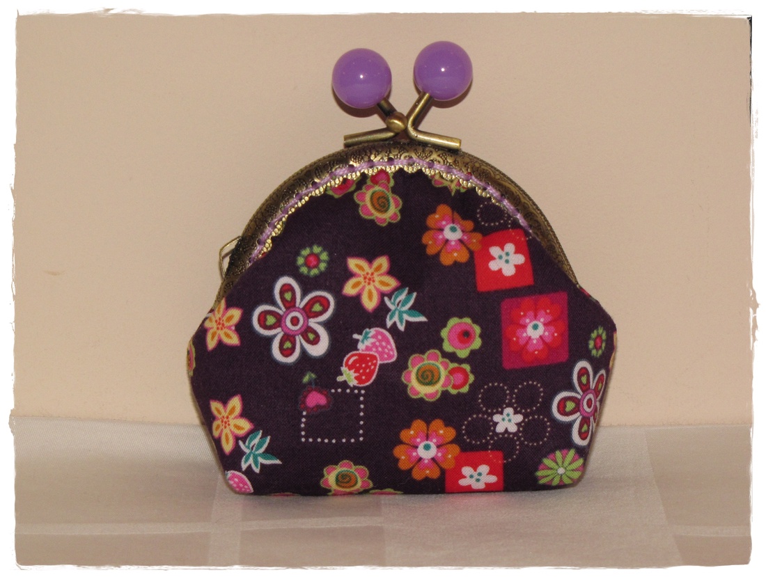 Kis pénztárca 8,5 cm-es piros candy beads kapcsos kerettel -  - Meska.hu