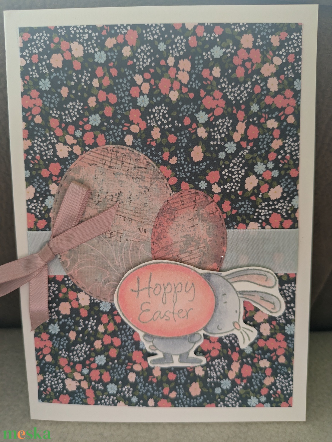 Nyuszika ajándék tojással - képeslap 1 db - otthon & életmód - papír, írószer - ajándékozás kellékei - képeslap, üdvözlőlap - Meska.hu