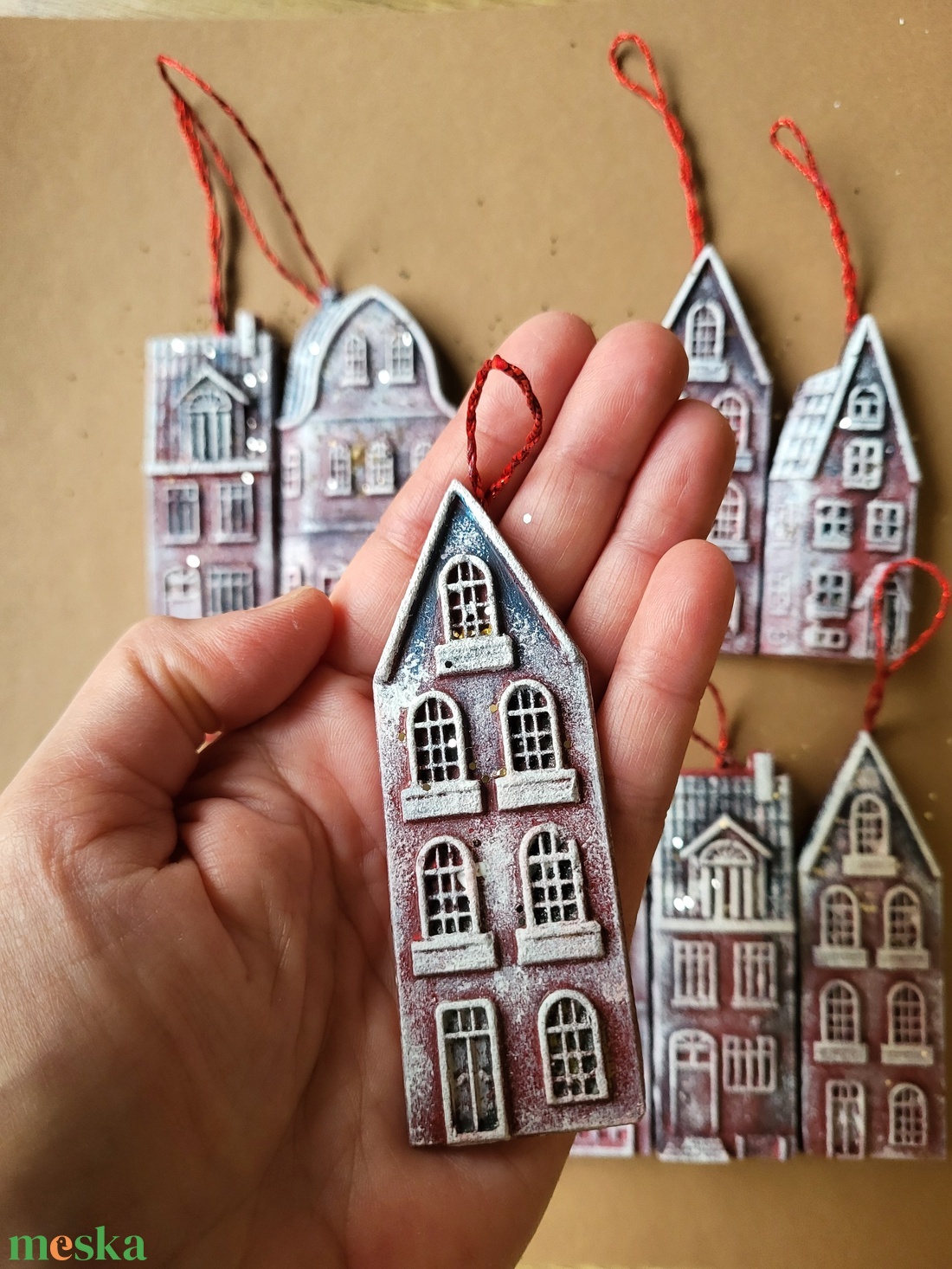 10 db karácsonyi házikó függő dísz, zsineggel, vagy anélkül, fehér, vagy színezett - karácsony - karácsonyi lakásdekoráció - karácsonyfadíszek - Meska.hu