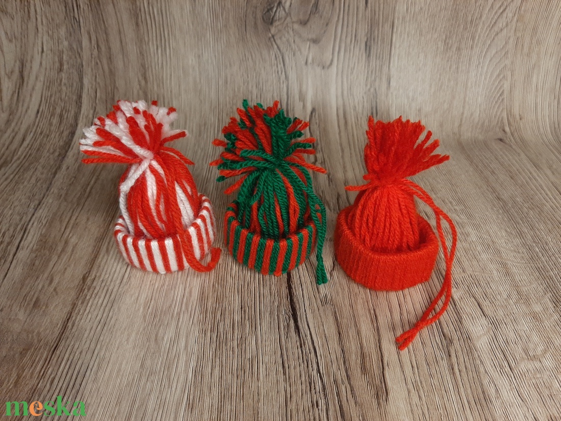 Mini sapka - Karácsonyi üvegdísz, karácsonyfadísz fonalból - karácsony - karácsonyi lakásdekoráció - karácsonyfadíszek - Meska.hu