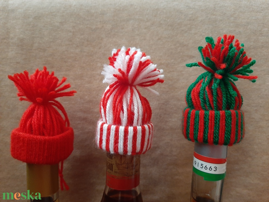 Mini sapka - Karácsonyi üvegdísz, karácsonyfadísz fonalból - karácsony - karácsonyi lakásdekoráció - karácsonyfadíszek - Meska.hu