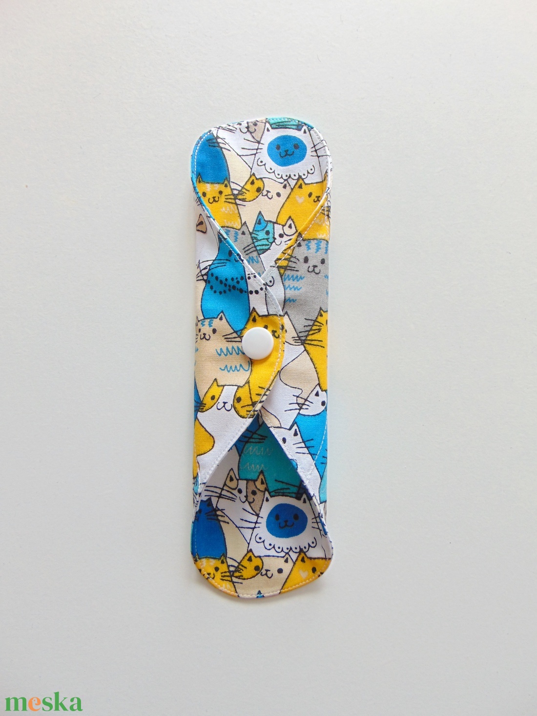 Lara mosható tisztasági betét 19,5 cm / cicák kék-sárga / mosható textil betét, többször használható - szépségápolás - intim higiénia - tisztasági betét - Meska.hu