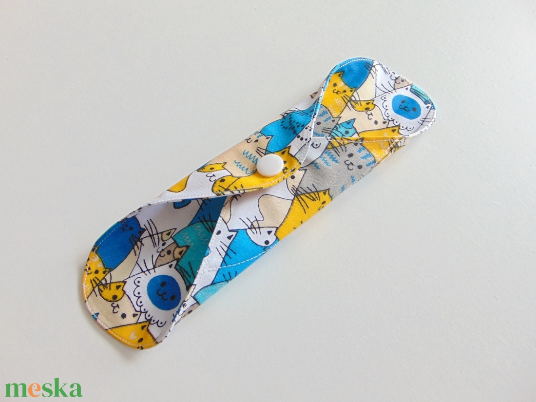 Lara mosható tisztasági betét 19,5 cm / cicák kék-sárga / mosható textil betét, többször használható - szépségápolás - intim higiénia - tisztasági betét - Meska.hu