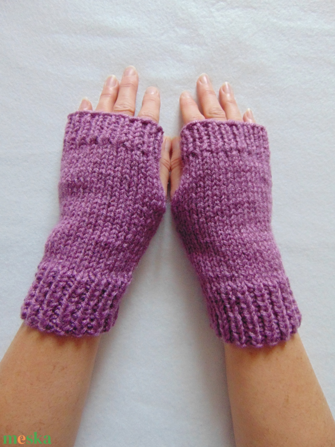Goré- kötött kézmelegítő. M-L méretű. Puha, meleg és elegáns, rövid kötött kézmelegítő/ ujjatlan kesztyű - ruha & divat - sál, sapka, kendő - kesztyű - Meska.hu