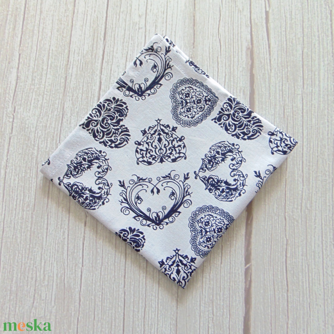 Textil szalvéta: fehér - sötétkék barokkos szív mintás - táska & tok - uzsonna- & ebéd tartó - szendvics csomagoló - Meska.hu Textil szalvéta: fehér - sötétkék barokkos szív mintás - táska & tok - uzsonna- & ebéd tartó - szendvics csomagoló - Meska.hu