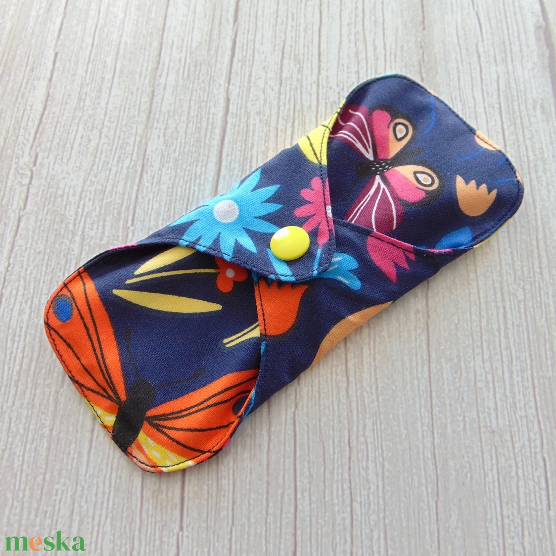 16 cm-es MINI betét / sötétkék- színes lepkék és virágok - szépségápolás - intim higiénia - intimbetét - Meska.hu 16 cm-es MINI betét / sötétkék- színes lepkék és virágok - szépségápolás - intim higiénia - intimbetét - Meska.hu