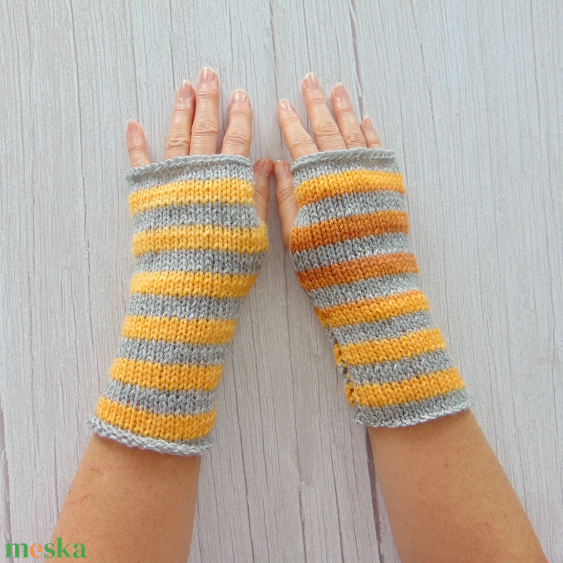 Sárga- szürke: Kötött kézmelegítő S-M méretű. / Puha, meleg kötött kézmelegítő/ ujjatlan kesztyű - ruha & divat - sál, sapka, kendő - kesztyű - Meska.hu