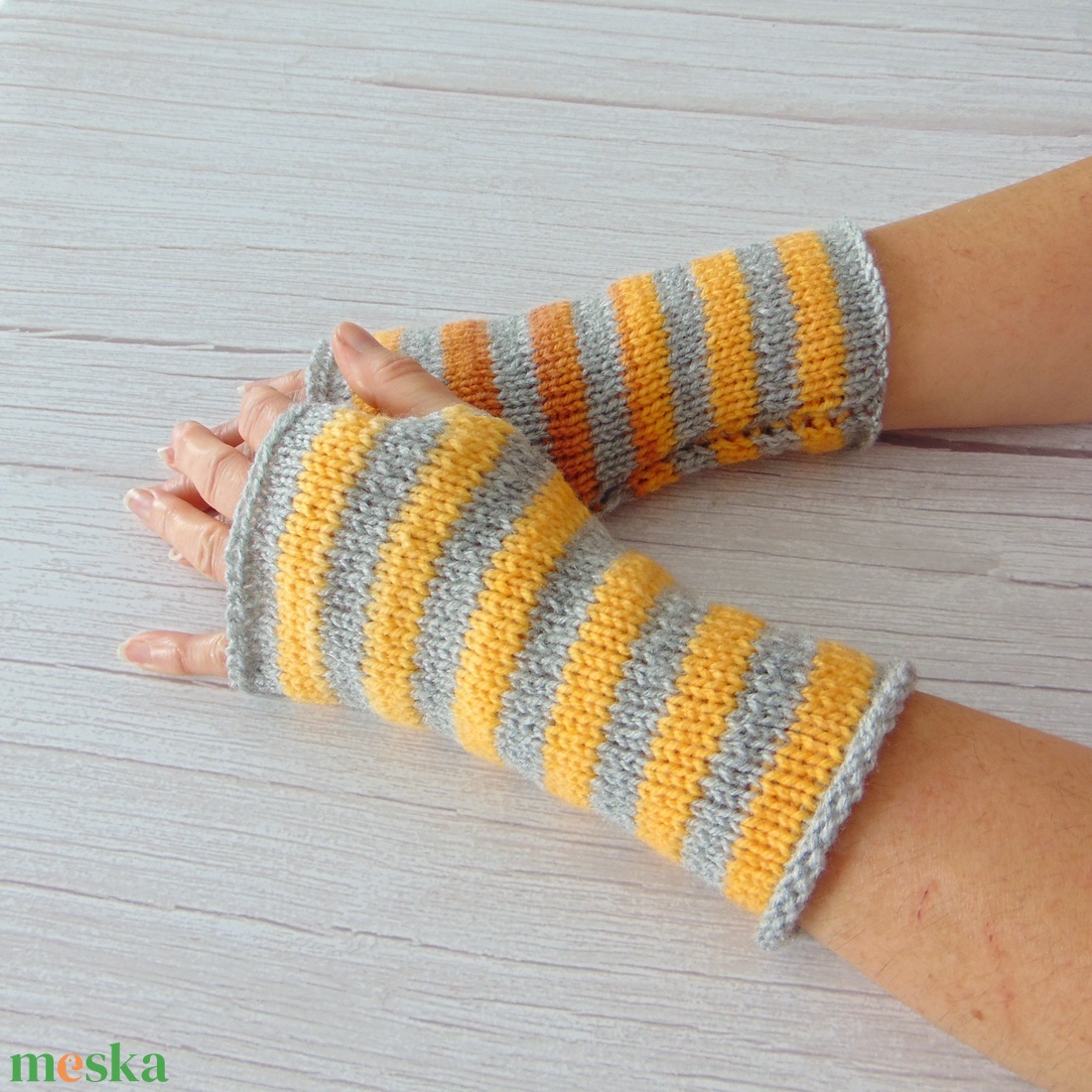Sárga- szürke: Kötött kézmelegítő S-M méretű. / Puha, meleg kötött kézmelegítő/ ujjatlan kesztyű - ruha & divat - sál, sapka, kendő - kesztyű - Meska.hu