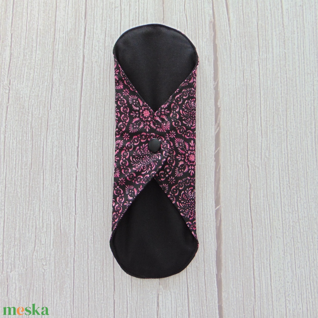 24 cm-es mosható betét / rózsaszín- fekete mintás - szépségápolás - intim higiénia - intimbetét - Meska.hu 24 cm-es mosható betét / rózsaszín- fekete mintás - szépségápolás - intim higiénia - intimbetét - Meska.hu