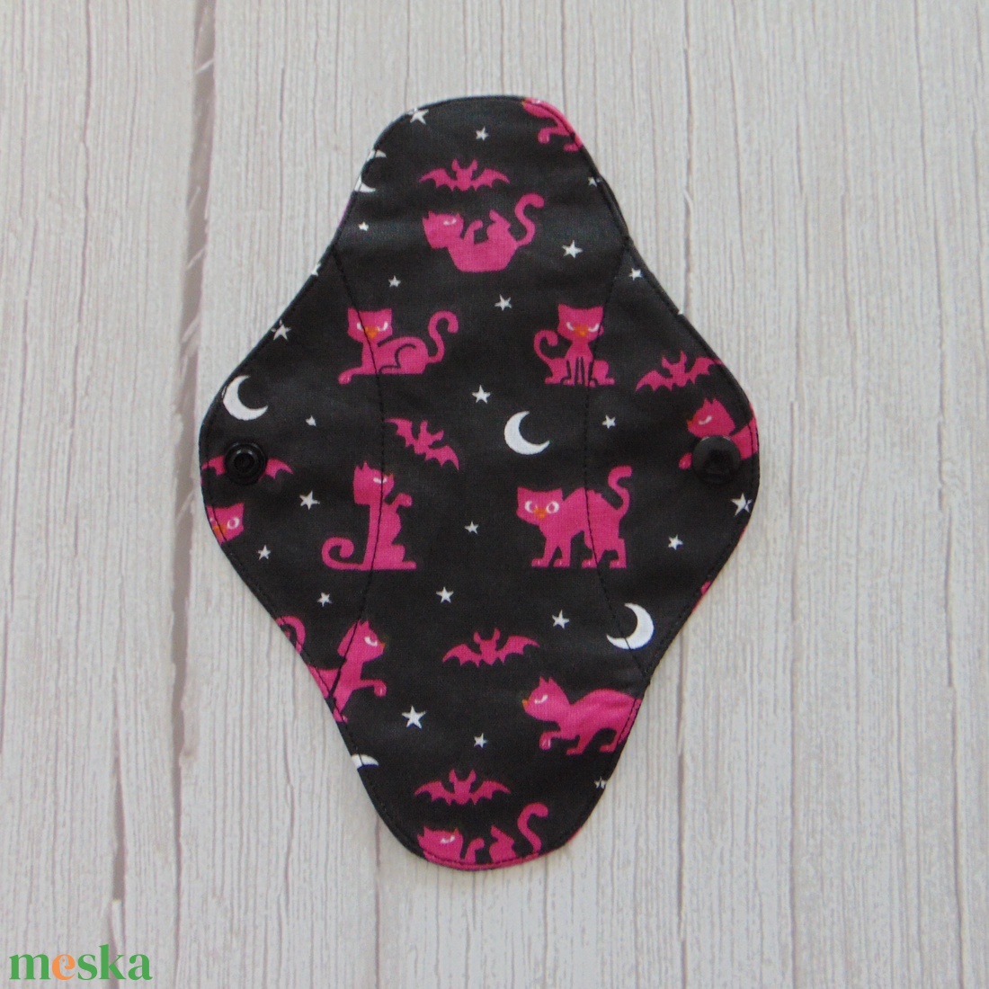 Tisztasági betét : pink cicák - fekete / mosható textil betét - szépségápolás - intim higiénia - tisztasági betét - Meska.hu
