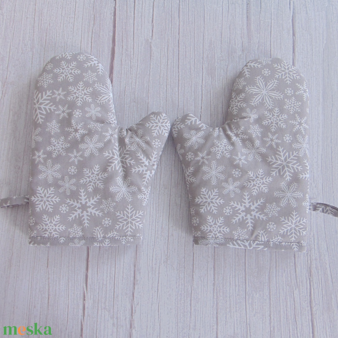 Edényfogó kesztyű / szürke - fehér hópehely mintás - otthon & életmód - konyhafelszerelés, tálalás - konyhai textil - edényfogó & edényfedő - Meska.hu