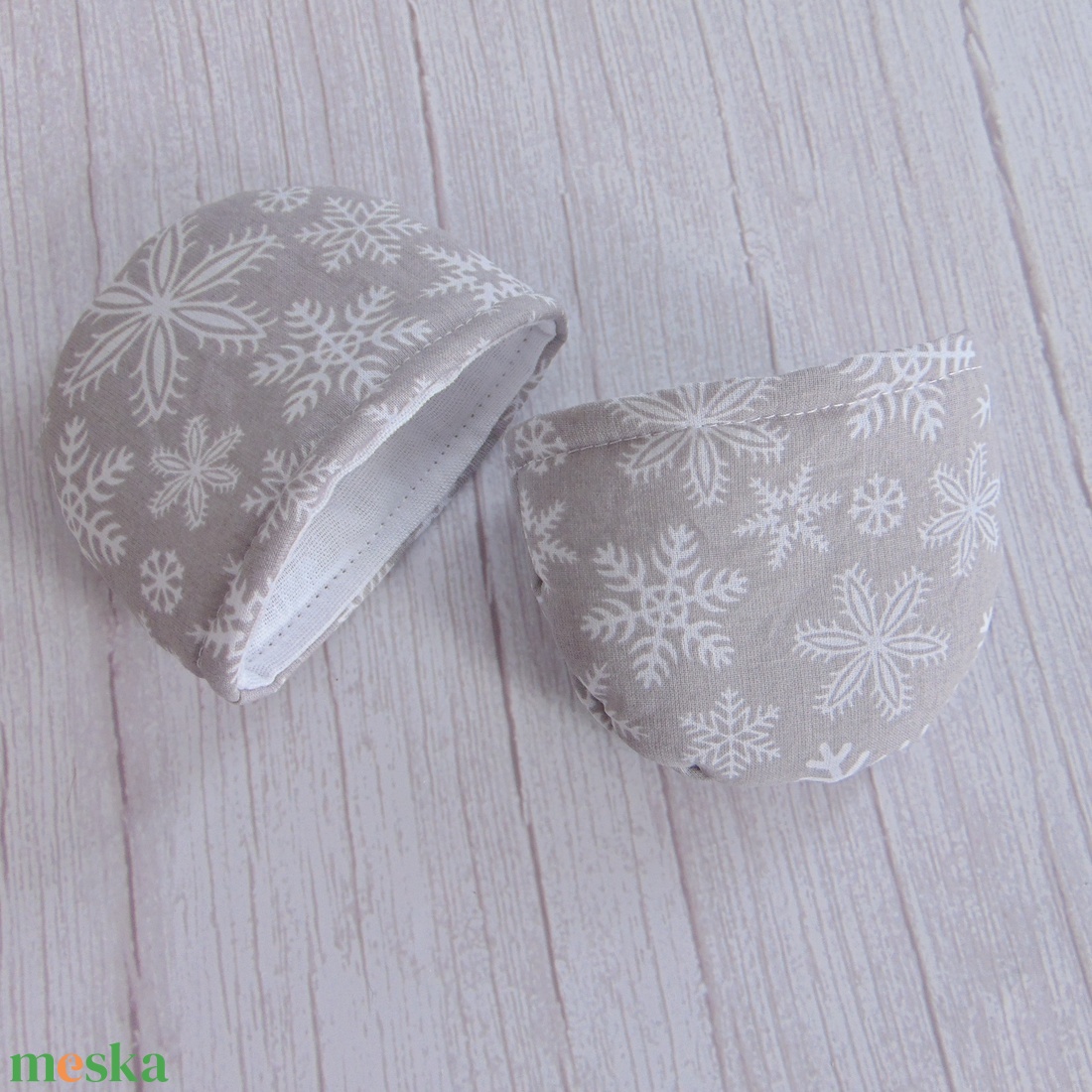 Edényfogó fül / szürke - fehér hópehely mintás - otthon & életmód - konyhafelszerelés, tálalás - konyhai textil - edényfogó & edényfedő - Meska.hu