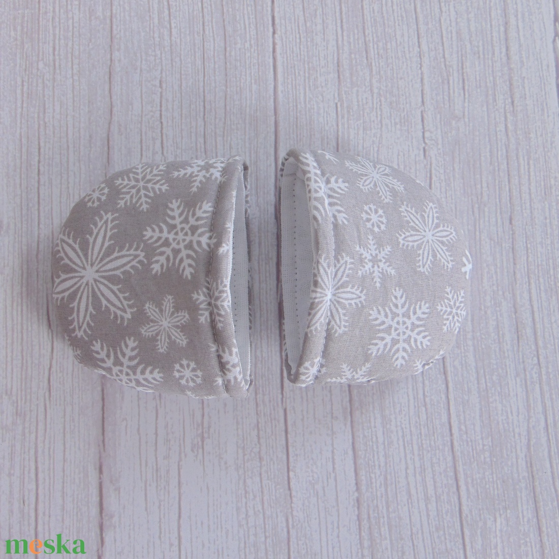 Edényfogó fül / szürke - fehér hópehely mintás - otthon & életmód - konyhafelszerelés, tálalás - konyhai textil - edényfogó & edényfedő - Meska.hu