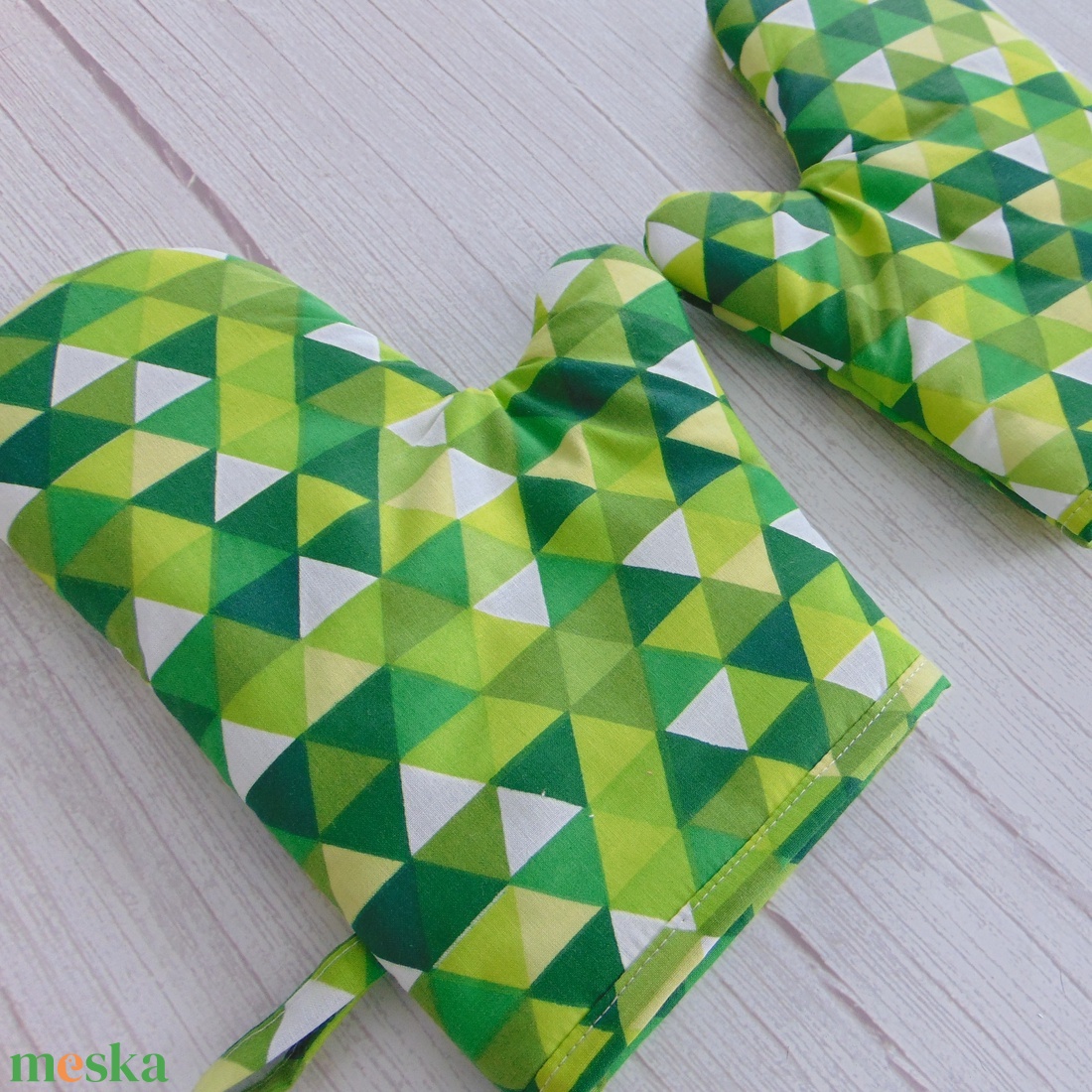 Edényfogó kesztyű / zöld háromszög mintás - otthon & életmód - konyhafelszerelés, tálalás - konyhai textil - edényfogó & edényfedő - Meska.hu Edényfogó kesztyű / zöld háromszög mintás - otthon & életmód - konyhafelszerelés, tálalás - konyhai textil - edényfogó & edényfedő - Meska.hu