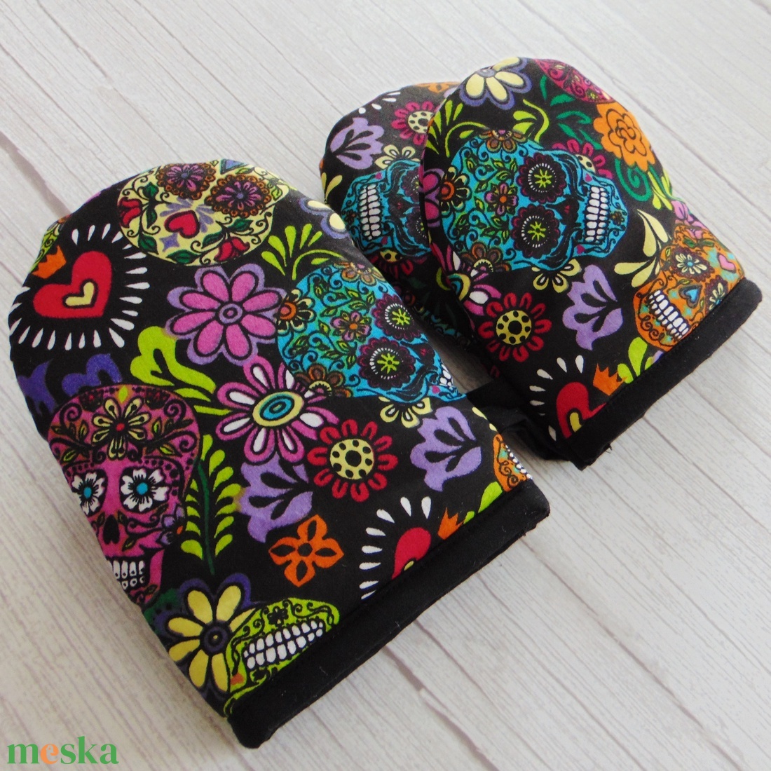 Edényfogó kesztyű / Színes cukorkoponya mintás - otthon & életmód - konyhafelszerelés, tálalás - konyhai textil - edényfogó & edényfedő - Meska.hu Edényfogó kesztyű / Színes cukorkoponya mintás - otthon & életmód - konyhafelszerelés, tálalás - konyhai textil - edényfogó & edényfedő - Meska.hu