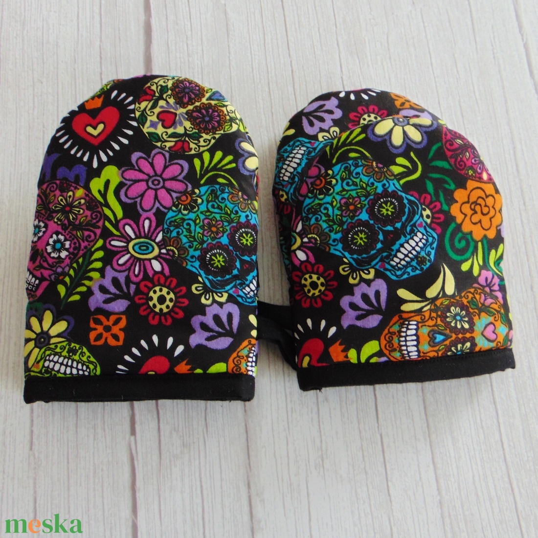 Edényfogó kesztyű / Színes cukorkoponya mintás - otthon & életmód - konyhafelszerelés, tálalás - konyhai textil - edényfogó & edényfedő - Meska.hu Edényfogó kesztyű / Színes cukorkoponya mintás - otthon & életmód - konyhafelszerelés, tálalás - konyhai textil - edényfogó & edényfedő - Meska.hu