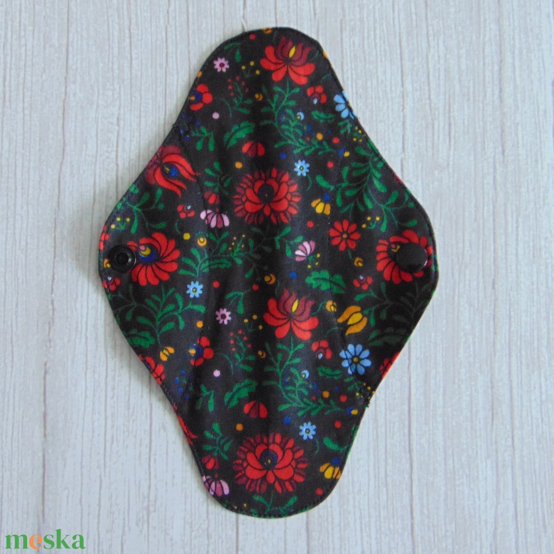 Tisztasági betét : fekete -  népi virág mintás / mosható textil betét - szépségápolás - intim higiénia - tisztasági betét - Meska.hu