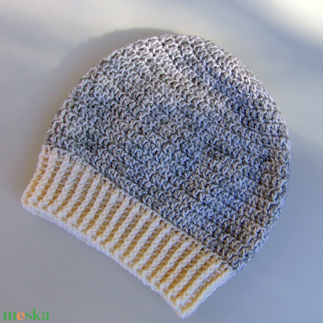 Krém - szürke slouchy fazonú női sapka /  horgolt sapka  - ruha & divat - sál, sapka, kendő - sapka - Meska.hu