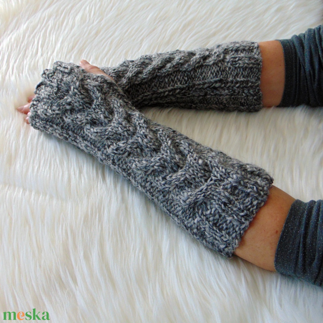 Szürke melír - karmelegítő S - M / csavart mintás, puha, meleg karmelegítő / ujjatlan kesztyű - ruha & divat - sál, sapka, kendő - kesztyű - Meska.hu