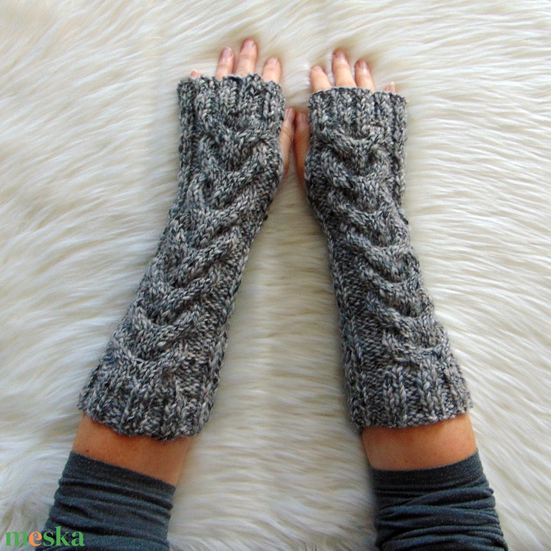 Szürke melír - karmelegítő S - M / csavart mintás, puha, meleg karmelegítő / ujjatlan kesztyű - ruha & divat - sál, sapka, kendő - kesztyű - Meska.hu