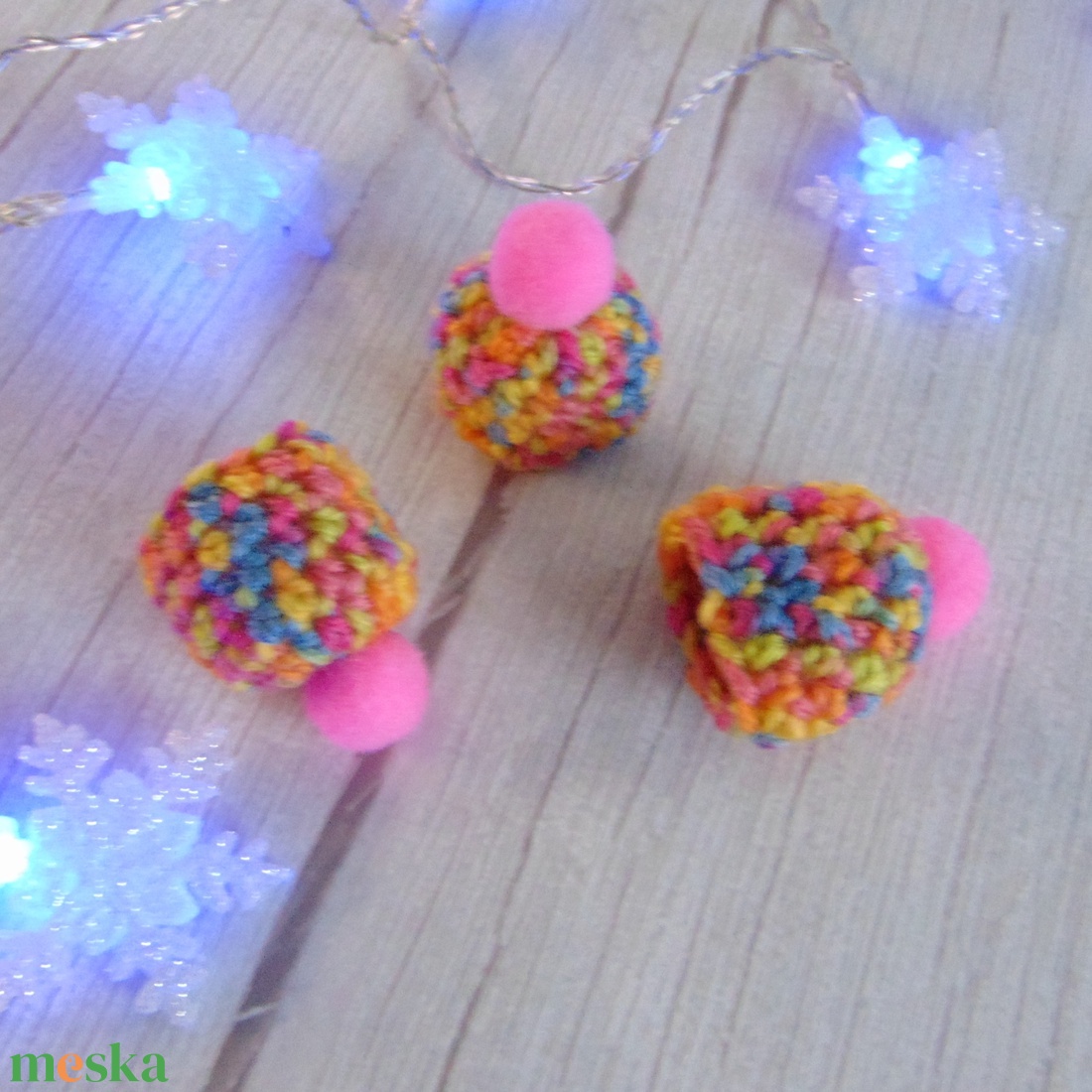 Karácsonyfadísz - horgolt sapka 3db/cs / színes - karácsony - karácsonyi lakásdekoráció - karácsonyfadíszek - Meska.hu