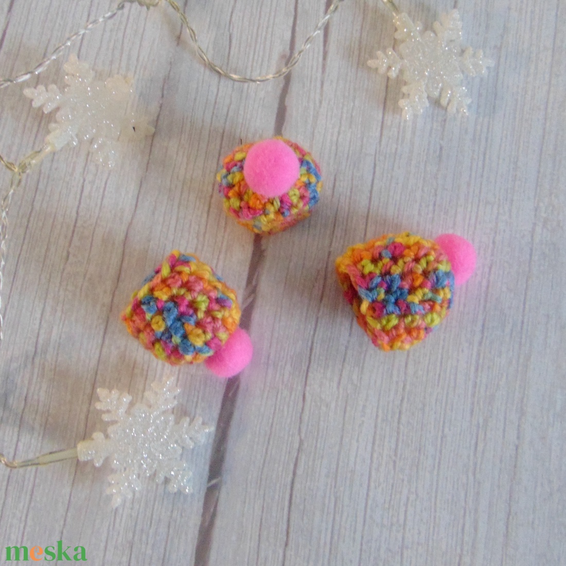 Karácsonyfadísz - horgolt sapka 3db/cs / színes - karácsony - karácsonyi lakásdekoráció - karácsonyfadíszek - Meska.hu