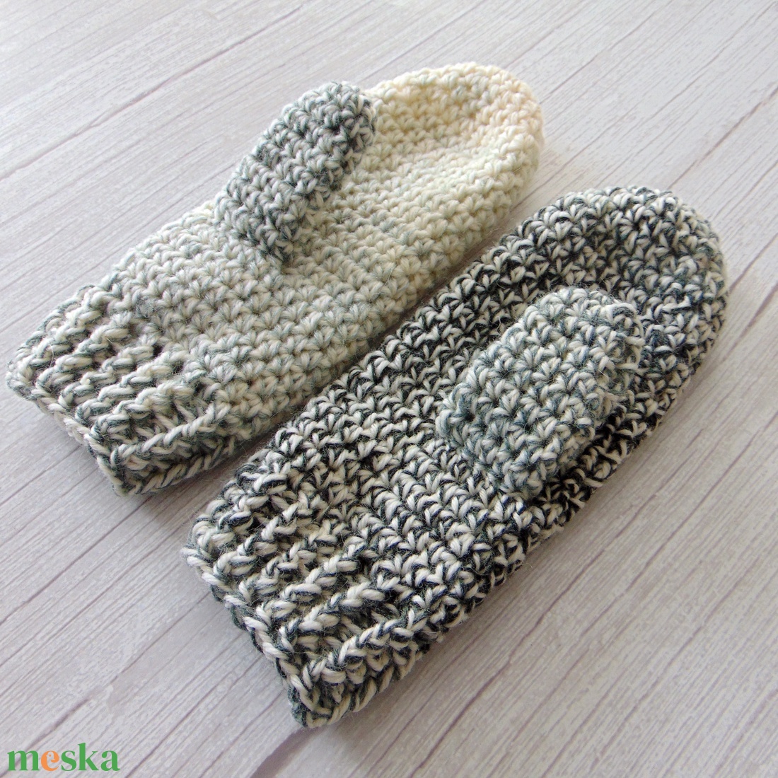 Fekete - fehér / horgolt egyujjas kesztyű. S-M méretű. / Színátmenetes, vastag, meleg és puha egyujjas kesztyű - ruha & divat - sál, sapka, kendő - kesztyű - Meska.hu