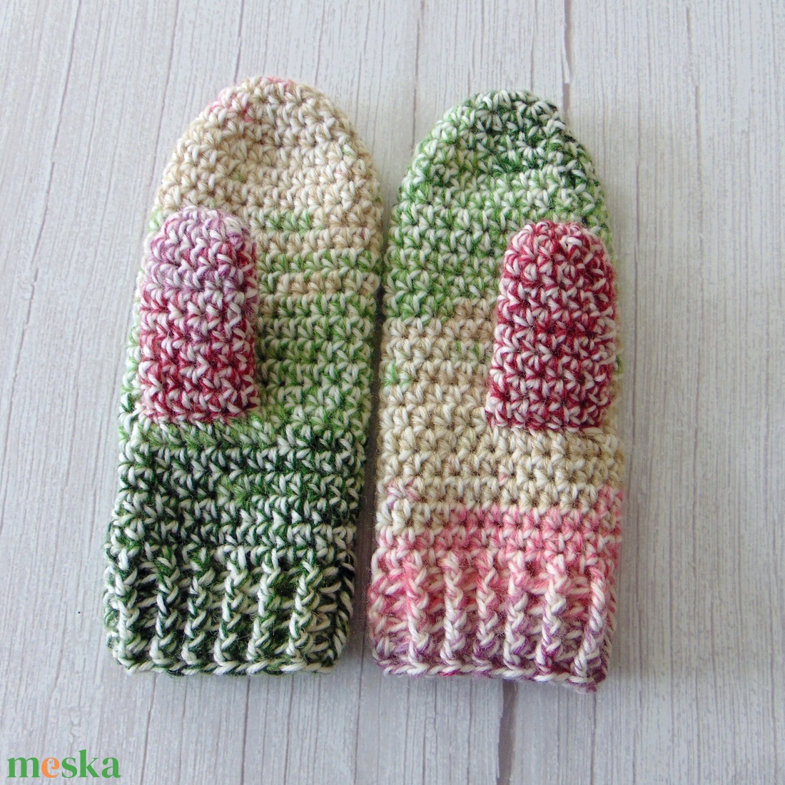 Zöld - bordó / horgolt egyujjas kesztyű. S-M méretű. / Színátmenetes, vastag, meleg és puha egyujjas kesztyű - ruha & divat - sál, sapka, kendő - kesztyű - Meska.hu