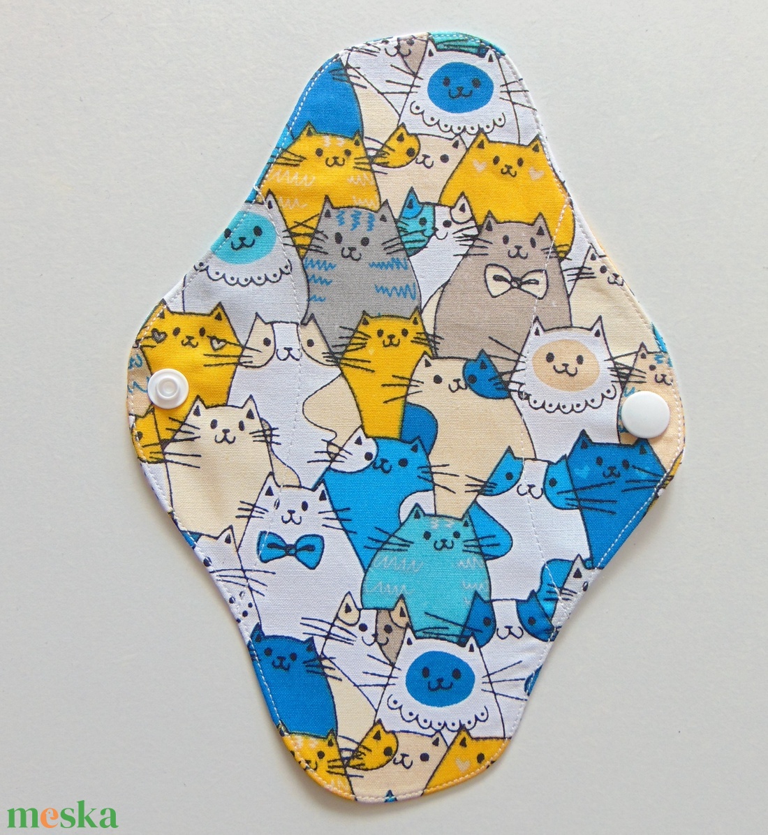 Lara mosható tisztasági betét 19,5 cm / cicák kék-sárga / mosható textil betét, többször használható - szépségápolás - intim higiénia - tisztasági betét - Meska.hu