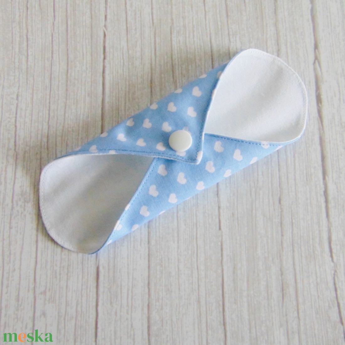 Sarah mosható tisztasági betét 17 cm / világoskék - fehér szívecske - szépségápolás - intim higiénia - tisztasági betét - Meska.hu