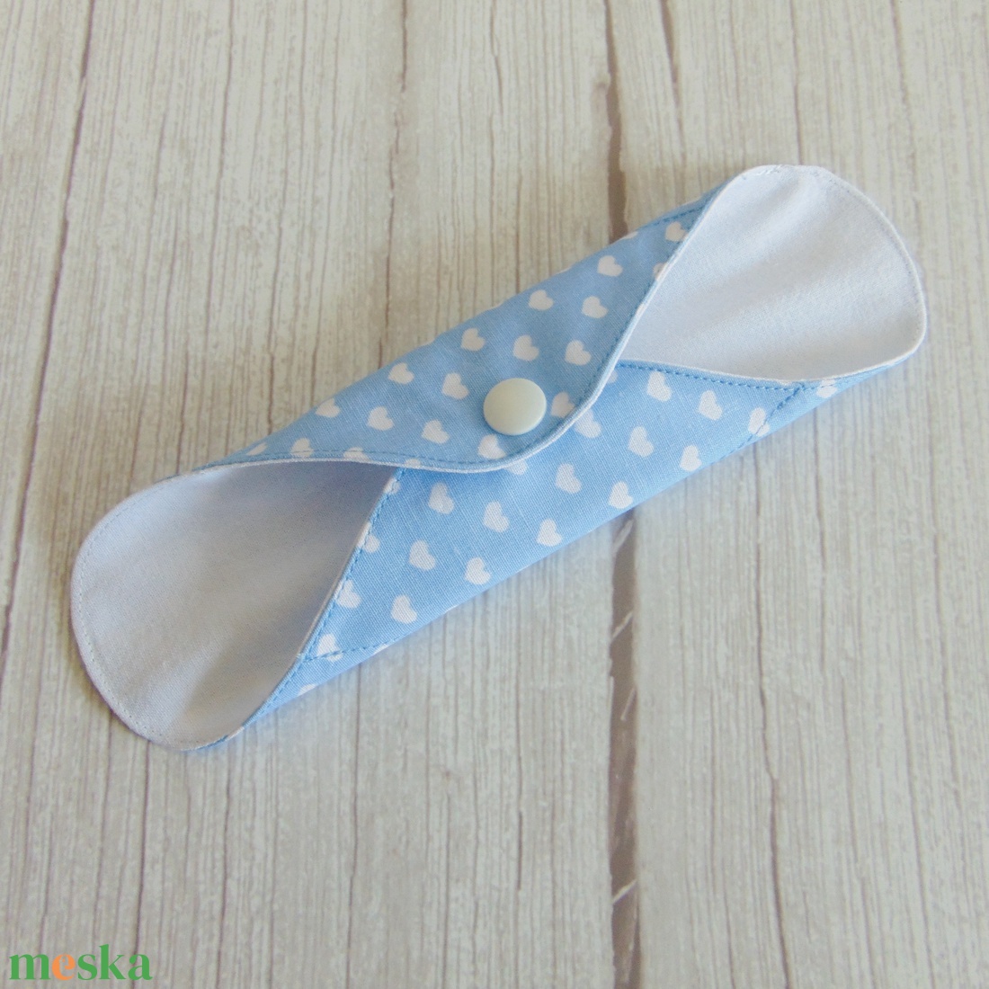 Lara tisztasági betét 19,5 cm / világoskék - fehér szívecske / mosható textil betét, mosható tisztasági betét, mosibetét - szépségápolás - intim higiénia - tisztasági betét - Meska.hu