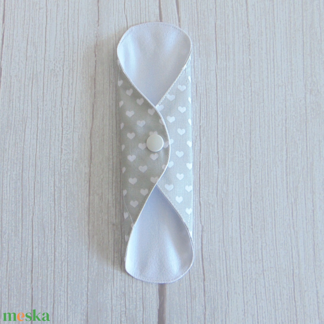 Lara tisztasági betét 19,5 cm / szürke - fehér szívecske / mosható textil betét, mosható tisztasági betét, mosibetét - szépségápolás - intim higiénia - tisztasági betét - Meska.hu