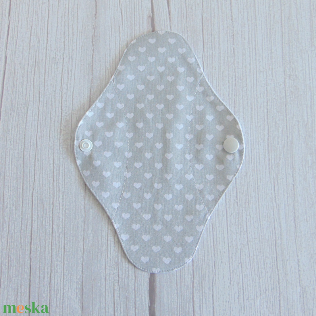 Lara tisztasági betét 19,5 cm / szürke - fehér szívecske / mosható textil betét, mosható tisztasági betét, mosibetét - szépségápolás - intim higiénia - tisztasági betét - Meska.hu