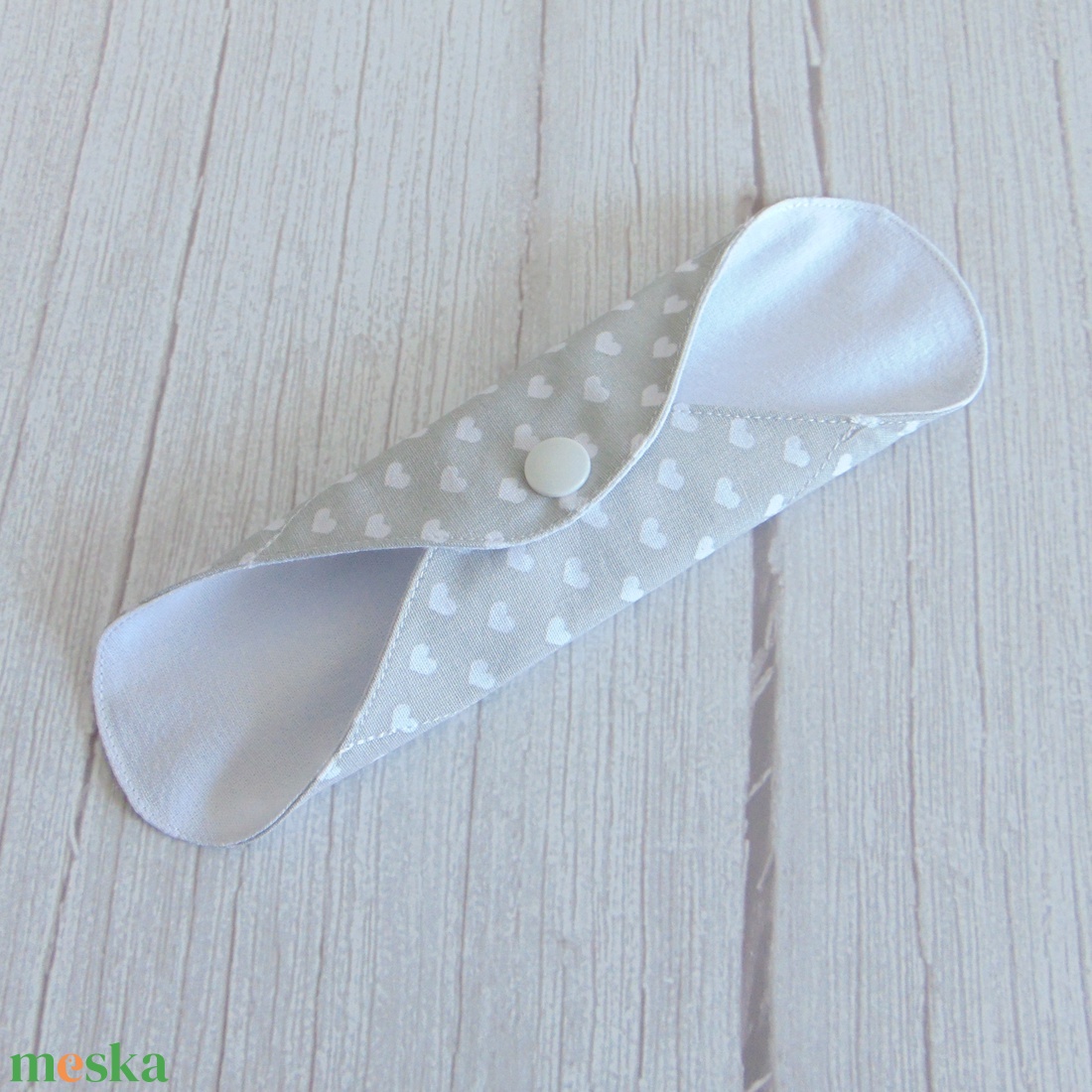 Lara tisztasági betét 19,5 cm / szürke - fehér szívecske / mosható textil betét, mosható tisztasági betét, mosibetét - szépségápolás - intim higiénia - tisztasági betét - Meska.hu