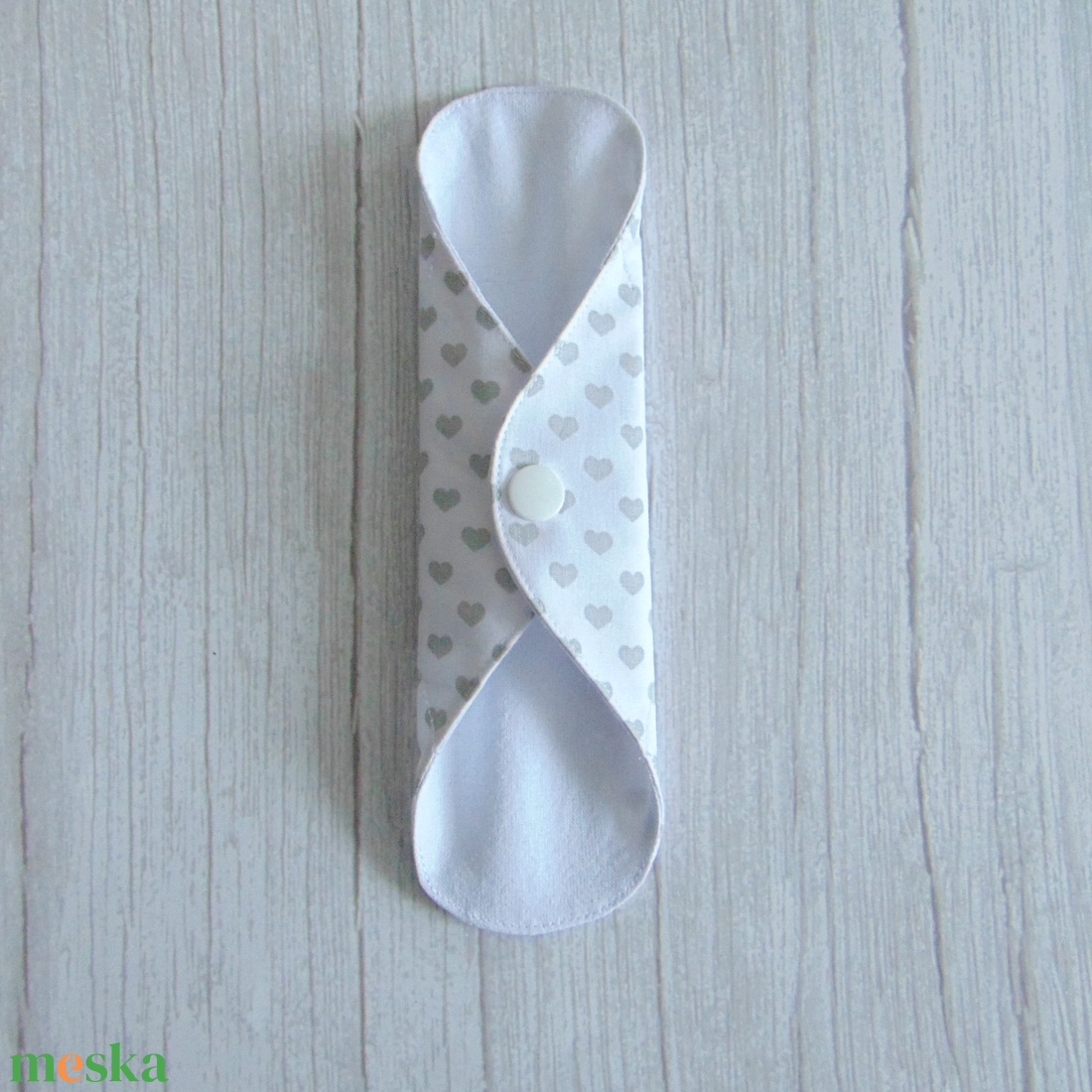 Lara tisztasági betét 19,5 cm / fehér - szürke szívecske / mosható textil betét, mosható tisztasági betét, mosibetét - szépségápolás - intim higiénia - tisztasági betét - Meska.hu