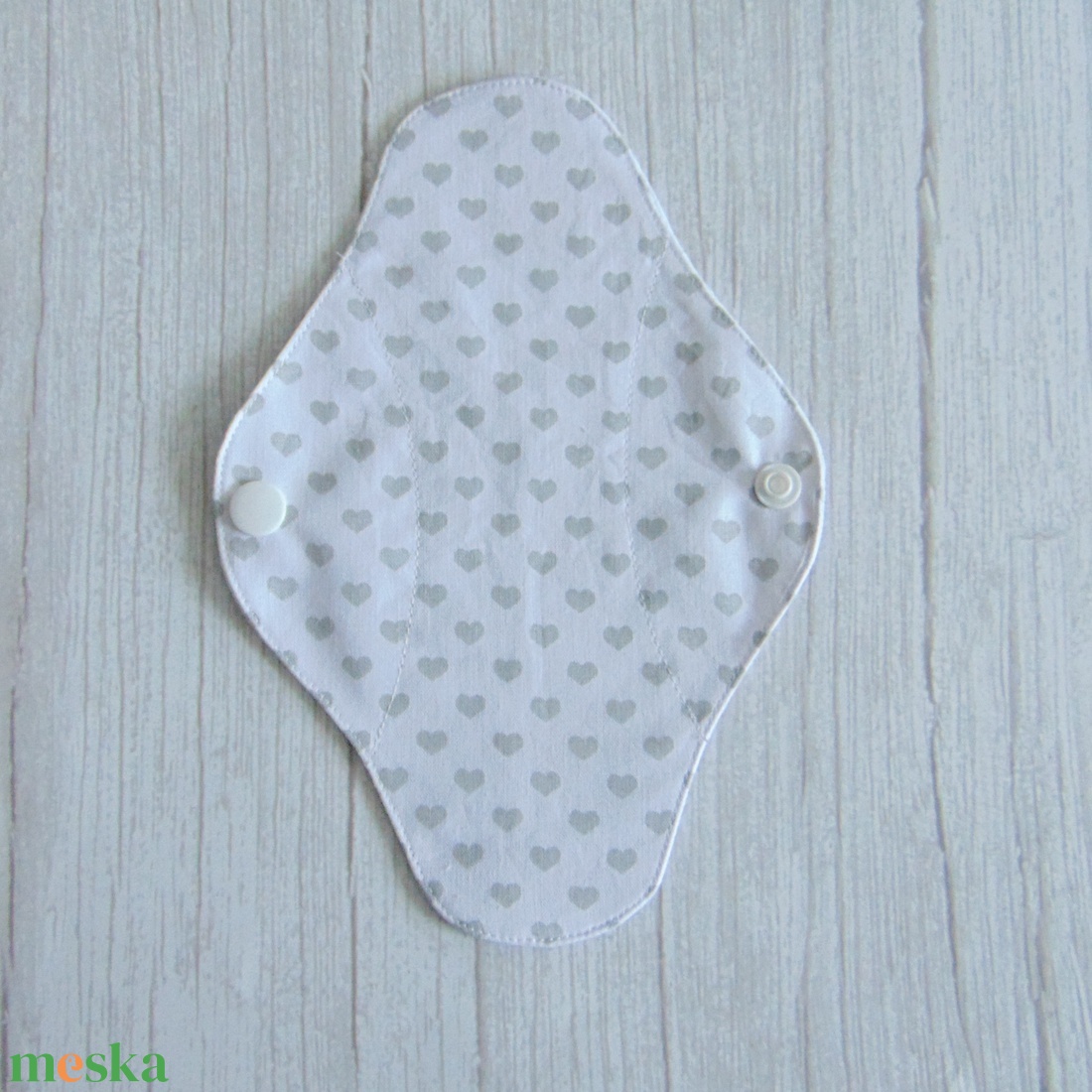 Lara tisztasági betét 19,5 cm / fehér - szürke szívecske / mosható textil betét, mosható tisztasági betét, mosibetét - szépségápolás - intim higiénia - tisztasági betét - Meska.hu